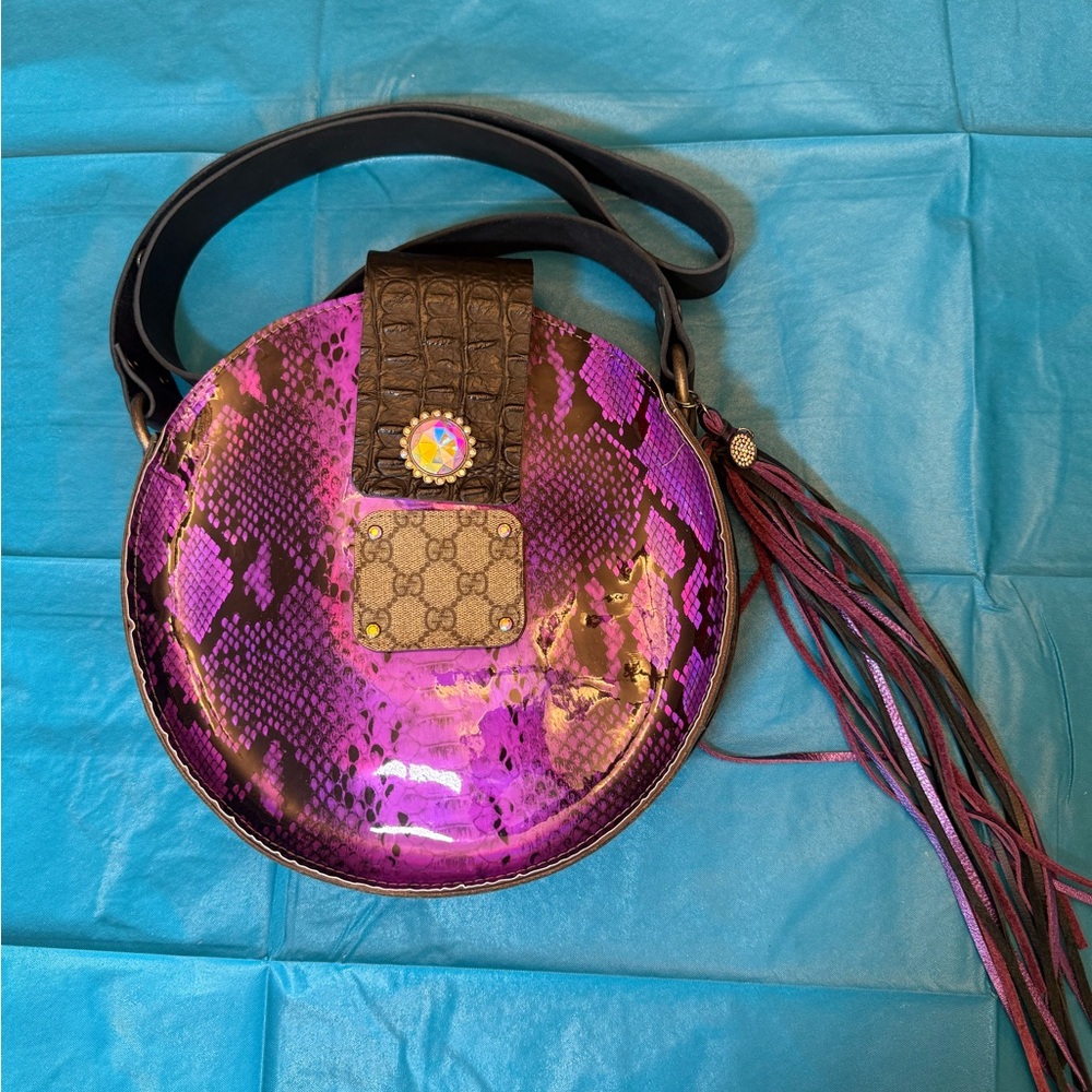 GG Detail - Purple Snake-Print Round Crossbody Bag